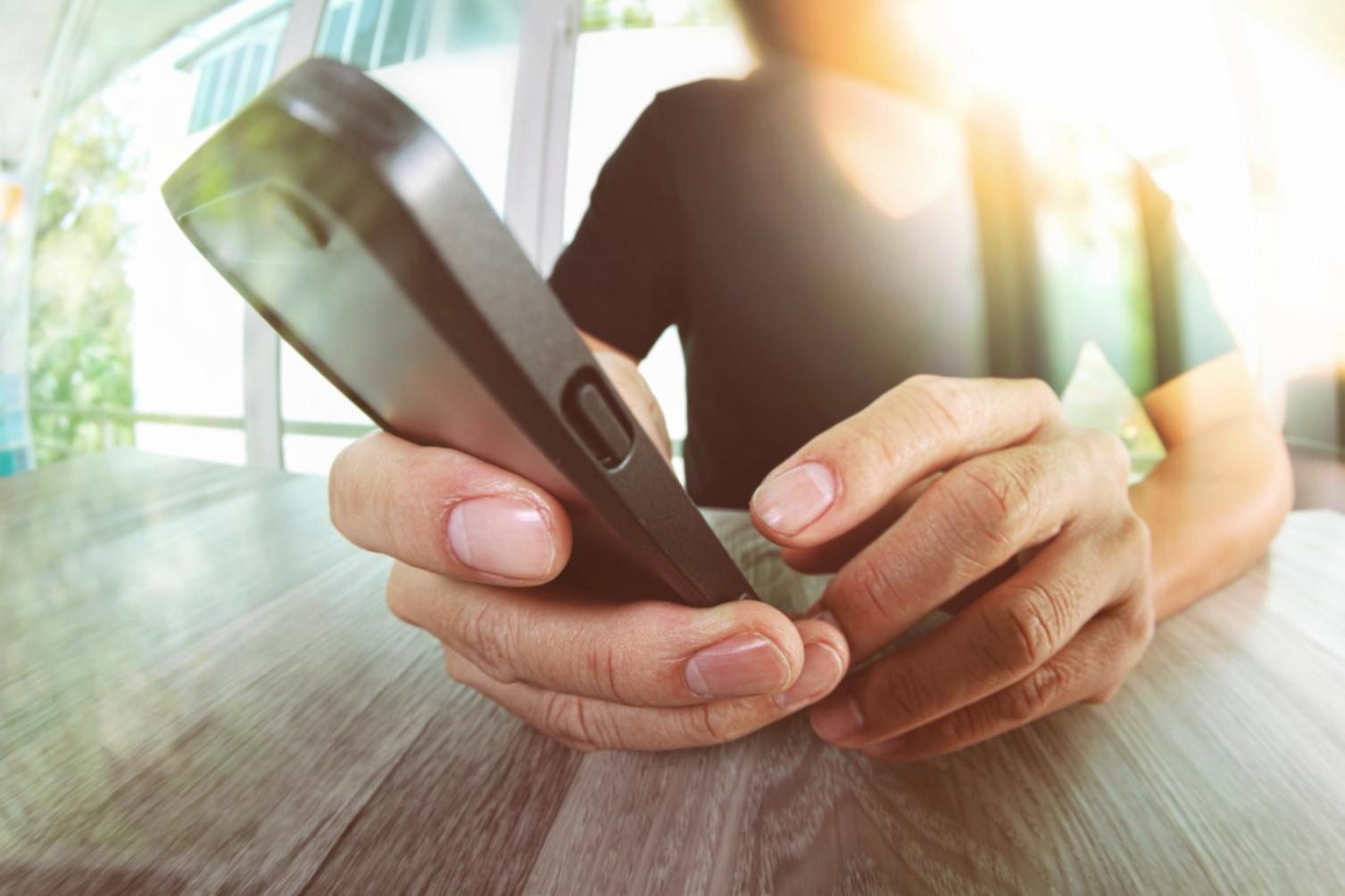 Teilnehmer beim praktischen Arbeiten mit Tools